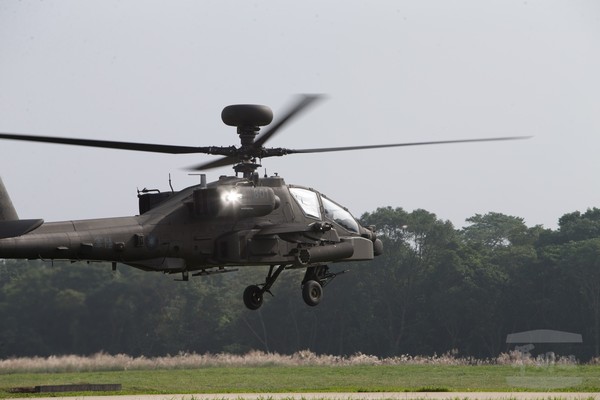AH-64E攻擊直升機「蓋罩訓練」　考驗夜航能力。（圖／軍聞社）