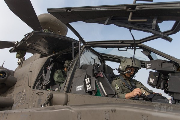 AH-64E攻擊直升機「蓋罩訓練」　考驗夜航能力。（圖／軍聞社）