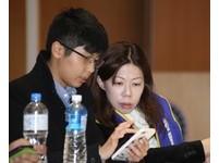 華航勞資協商第4場，機師工會理事長李信燕(右)與律師翁瑋(左)交談。（圖／記者屠惠剛攝）