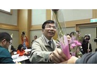 交通部次長王國材送記者花。（圖／記者呂佳賢攝）