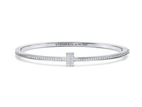 Tiffany T Two 18K白金鑲鑽手環192,000元、T Wire Hoop 18K白金鑲鑽耳環 203,000元。