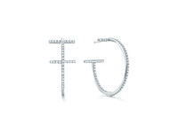 Tiffany T Two 18K白金鑲鑽手環192,000元、T Wire Hoop 18K白金鑲鑽耳環 203,000元。
