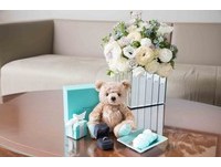 Tiffany為迎接這位嬌客，早在朴敏英下榻的台北君悅酒店套房內備妥情人節禮物，包括內緣刻有她名字縮寫「M.Y. PARK」的新款T True寬版鏤空戒、Return To Tiffany心形銀牌泰迪熊、心型餅乾，讓在工作中度過情人節的她也能感受浪漫氣氛。