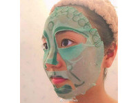 來自日本奈良的「やまとcosmetic」最近研發出全新的佛系美妝，其中最受到關注的就是「佛系面膜」，是真的以佛像的臉作為設計，敷起來就像一尊活佛一樣，相當搞笑