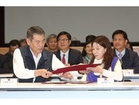 華航機師罷工,勞資第四次座談會議後記者會,簽署協議,華航總經理謝世謙,機師工會理事長李信燕。（圖／記者季相儒攝）