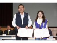 華航機師罷工,勞資第四次座談會議後記者會,簽署協議,華航總經理謝世謙,機師工會理事長李信燕。（圖／記者季相儒攝）