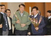 華航機師罷工,勞資第四次座談會議後記者會,簽署協議後罷工正式結束,交通部長林佳龍發送情人節玫瑰花,華航董事長何煖軒。（圖／記者季相儒攝）