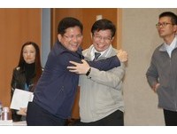 華航機師罷工,勞資第四次座談會議後記者會,簽署協議後罷工正式結束,交通部部長林佳龍擁抱交通部次長王國材。（圖／記者季相儒攝）