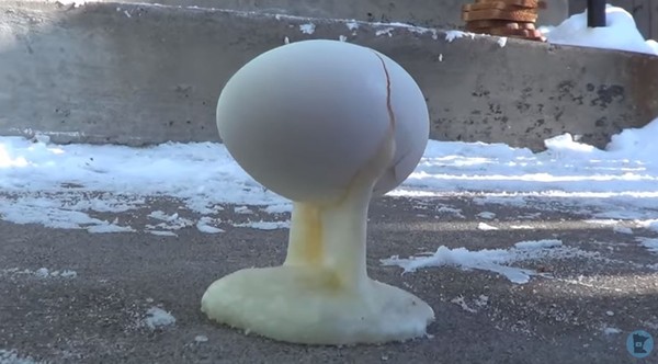 ▲▼-27℃雪地中挑戰打蛋！整顆冰凍浮在空中　網讚：街頭藝術。（圖／翻攝自YouTube／Minnesota Cold ）