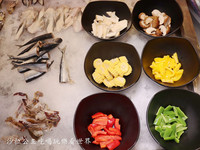自助區包含生蠔、扇貝、螃蟹、淡菜、魚下巴等，另含肉類拼盤、炒飯、主廚例湯各一份及蔬菜。