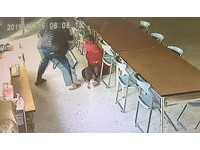 ▲80歲余姓老婦人，被伊姓男子持報夾猛打、腳踹，打到到地下跪仍不罷手，行徑十分惡劣。（圖／記者林悅翻攝，下同）

