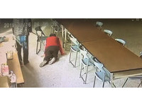 阿嬤被打得頭破血流，還被要求下跪，經送醫頭部縫6針、腳骨被打到斷裂，住院手術救治中。