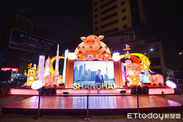 ▲▼2019台北燈節,上海豬歲喜盈門。（圖／記者李毓康攝）