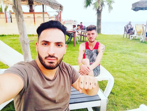▲▼北非國家阿爾及利亞21歲醫科男學生貝拉爾塔（Assil Belalta）慘遭殺害。一名嫌犯當時還把受害者的鮮血塗在牆上，上面寫著「他是同性戀」（He is Gay）。（圖／翻攝IG／sa_xoun）