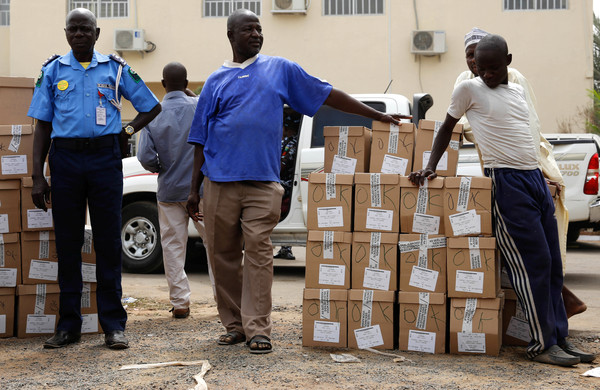 ▲▼ 奈及利亞總統大選延後，外傳是投票素材尚未到位。圖為奈及利亞約拉市（Yola）的選務臨時工作人員等待把選舉素材裝車分發。（圖／路透）