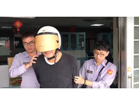 警方將行兇之56歲伊姓男子逮獲，全案偵訊後依殺人未遂罪嫌送辦。