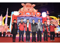 ▲▼2019台北燈節開幕點燈典禮,柯文哲,上海台辦主任李文輝,上海豬歲喜盈門。（圖／記者李毓康攝）