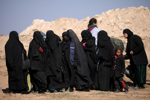 ▲▼敘利亞巴古茲鎮附近的敘利亞民主力量士兵，以及逃離戰火的婦孺。（圖／路透）