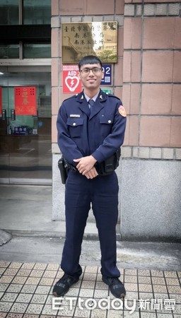 ▲郭姓婦人險再度遭詐騙，南港所警員伊斯巴拉淦‧巴尼杜兒細心攔阻。（圖／記者張君豪翻攝）