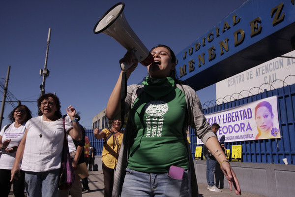 ▲▼2017年12月13日，薩爾瓦多婦女在首都聖薩爾瓦多法院外抗議，要求釋放那些因為墮胎或疑似墮胎而坐牢的婦女。（圖／達志影像／美聯社）