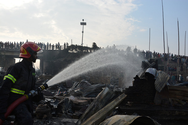 ▲▼孟加拉吉大港貧民窟大火，延燒5小時才被撲滅。（圖／路透）