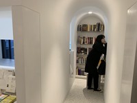 謝文智賦予此處「寬廣的閱讀廣場感」，也利用沙發擺設提供讀者自由的閱讀氛圍，這樣的寬敞自由，同時代表著閱讀和思想、言論的自由。