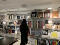 而書櫃的透明壓克力，讓光線得以穿透，寓意著「知識」並非一開始就屬於所有人，而是在啟蒙時代後才被大眾所接受。
