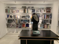 文心藝所書店的設計師謝文智在空間設計上也十分有膽量，更富含意象，一樓的咖啡輕食空間有5座極具巧思的平台。