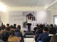 此外空間設計非常大膽，多個拱門迴廊，象徵著透過閱讀成長蛻變的過程。