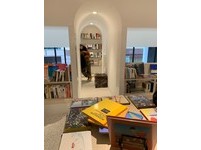 首批選出價值就超過百萬，還有不少是罕見的絕版書籍，從海外透過管道千方百計獲得。