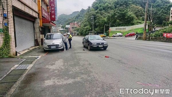 ▲ 趕搭公車闖紅燈穿越馬路 兄妹遭撞噴飛1死1重傷。（圖／記者郭世賢翻攝）