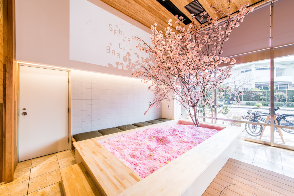 酒吧期間限定「櫻花浴」　灑滿120萬片櫻花瓣（圖／sakurachillbar）