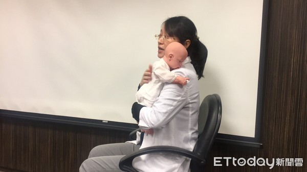 ▲新手爸媽必學!餵奶「拍嗝大法」 不想寶寶吐奶就靠這2招。(圖/記者嚴云岑攝)