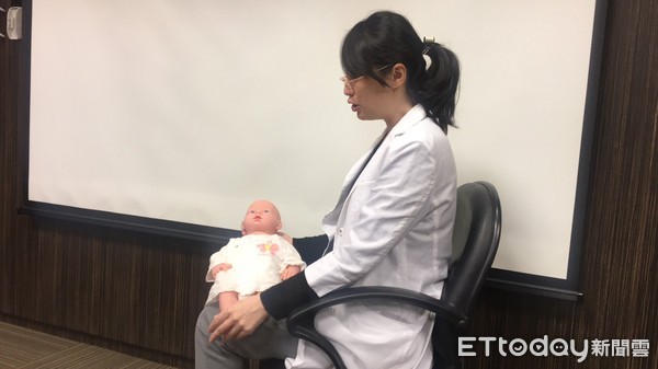 ▲新手爸媽必學!餵奶「拍嗝大法」 不想寶寶吐奶就靠這2招。(圖/記者嚴云岑攝)