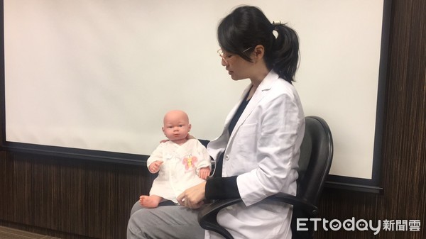 ▲新手爸媽必學!餵奶「拍嗝大法」 不想寶寶吐奶就靠這2招。(圖/記者嚴云岑攝)