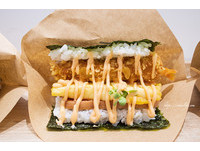 ▲▼  整隻海大蝦超豪邁！台北吃得到沖繩飯糰　一口難以咬下（圖／Ireneの吃喝玩樂）