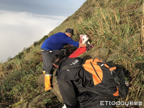 ▲ 7旬翁登瑞芳茶壺山跌落山壁 新北消防步行2小時救援。（圖／記者郭世賢翻攝）