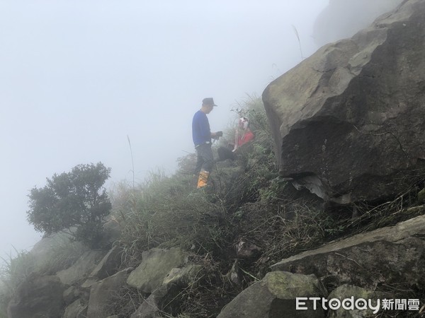 ▲ 7旬翁登瑞芳茶壺山跌落山壁 新北消防步行2小時救援。（圖／記者郭世賢翻攝）