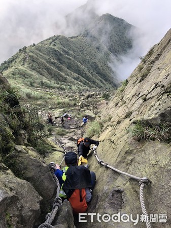 ▲ 7旬翁登瑞芳茶壺山跌落山壁 新北消防步行2小時救援。（圖／記者郭世賢翻攝）