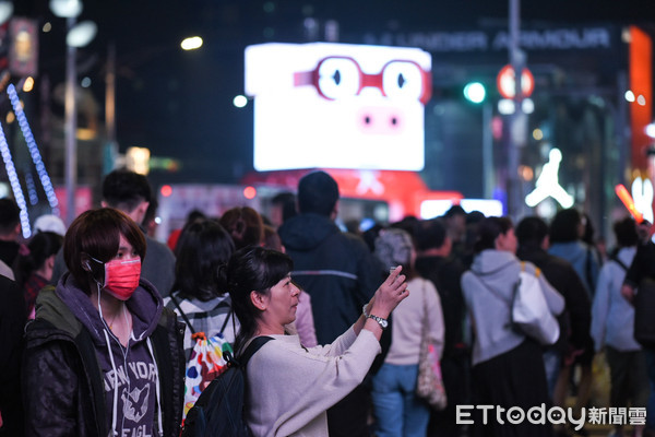 ▲▼19日元宵節，大量人潮湧入西門町台北燈節。（圖／記者林敬旻攝）