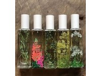 即將推出的三月限量「Wild Flowers & Weeds」系列，調香師共創造了五種香味，分別為柳樹與琥珀、羽扇豆與廣藿香、杜松與雪松、鐵杉與佛手柑、蕁麻與野生蓍草。