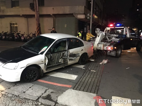 ▲▼白色轎車擦撞2車後肇事逃逸，隨後又棄車徒步逃跑，目前警方全力追緝中。（圖／記者趙永博攝）