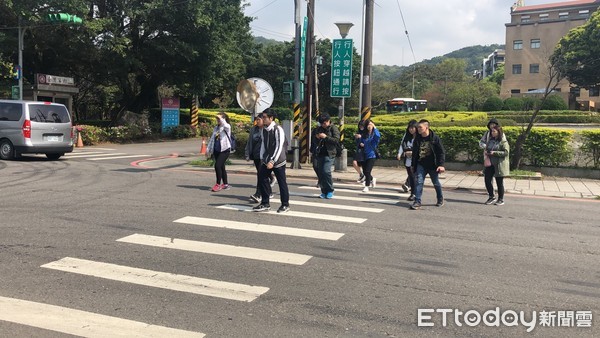 ▲▼愛富二街、格致路口是文大生出入校園的重要路口，往往形成人車爭道情形。（圖／記者柳名耕攝）