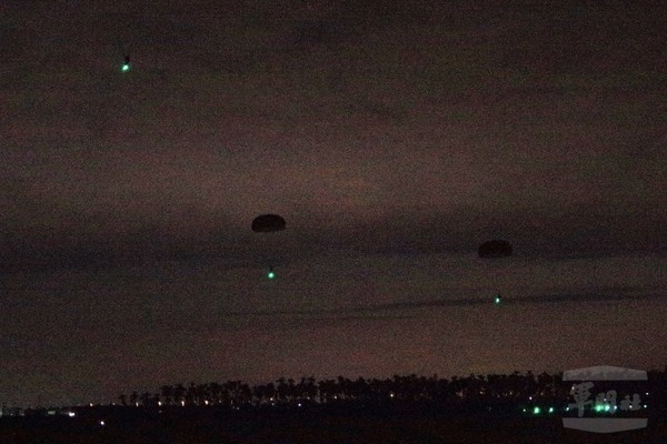 陸軍空訓中心夜間跳傘　強化特種作戰能力