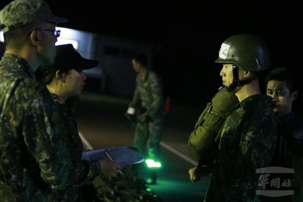 陸軍空訓中心夜間跳傘　強化特種作戰能力