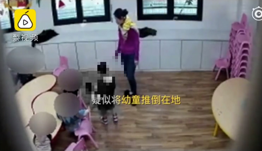 ▲▼幼稚園女師「教鞭不離手」狂抽學生　惡行曝光嗆：這在中國很正常。（圖／梨視頻）