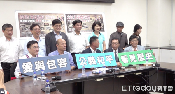 ▲高雄市長韓國瑜跟陳致中市議員一起拿「愛與包容」牌子             。（圖／記者洪正達攝）