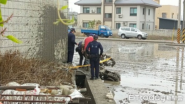 ▲▼  苗栗70歲翁「捲入耕耘機」左下肢分離　慘死田中          。（圖／記者黃孟珍翻攝）