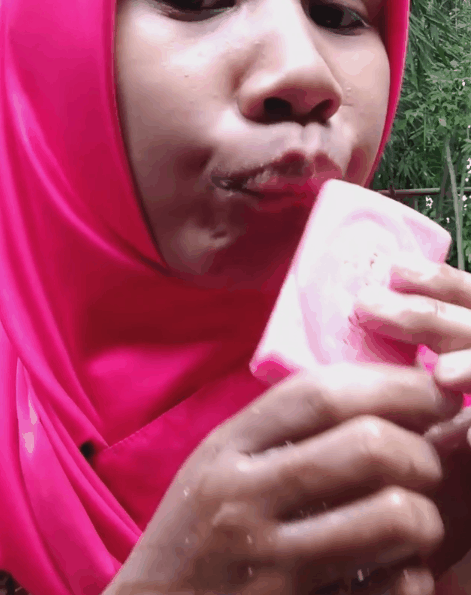 ▲▼印尼女孩超愛吃肥皂。（圖／翻攝自IG，khosikmubarok）