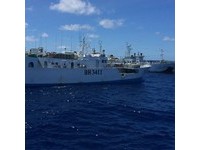 目前已救起12名人員，包含2名我國籍船員及1名觀察員，但包括兇手及3名受傷的外籍船員都還在船上。